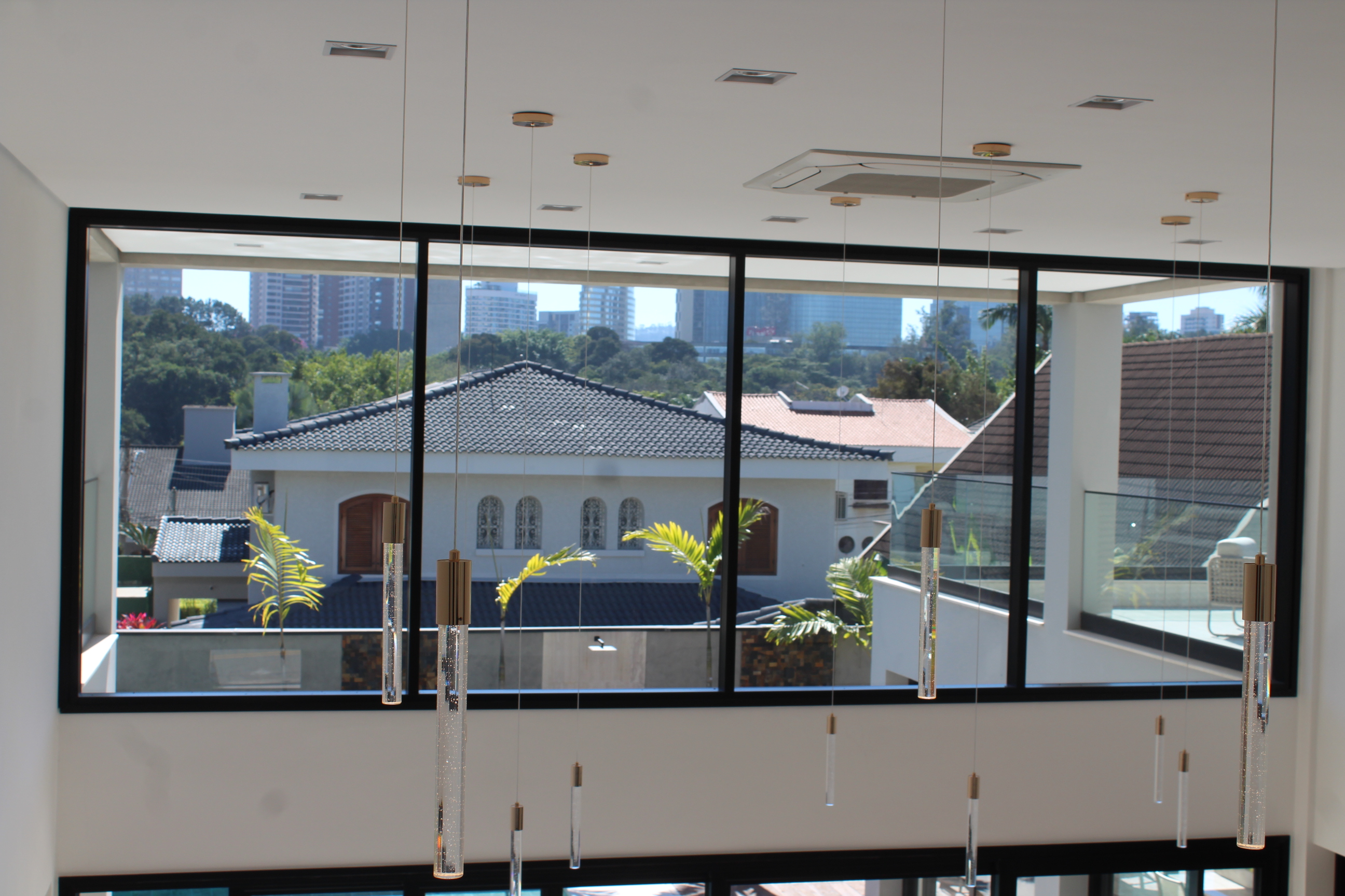 Janela panorâmica com perfil de alumínio preto