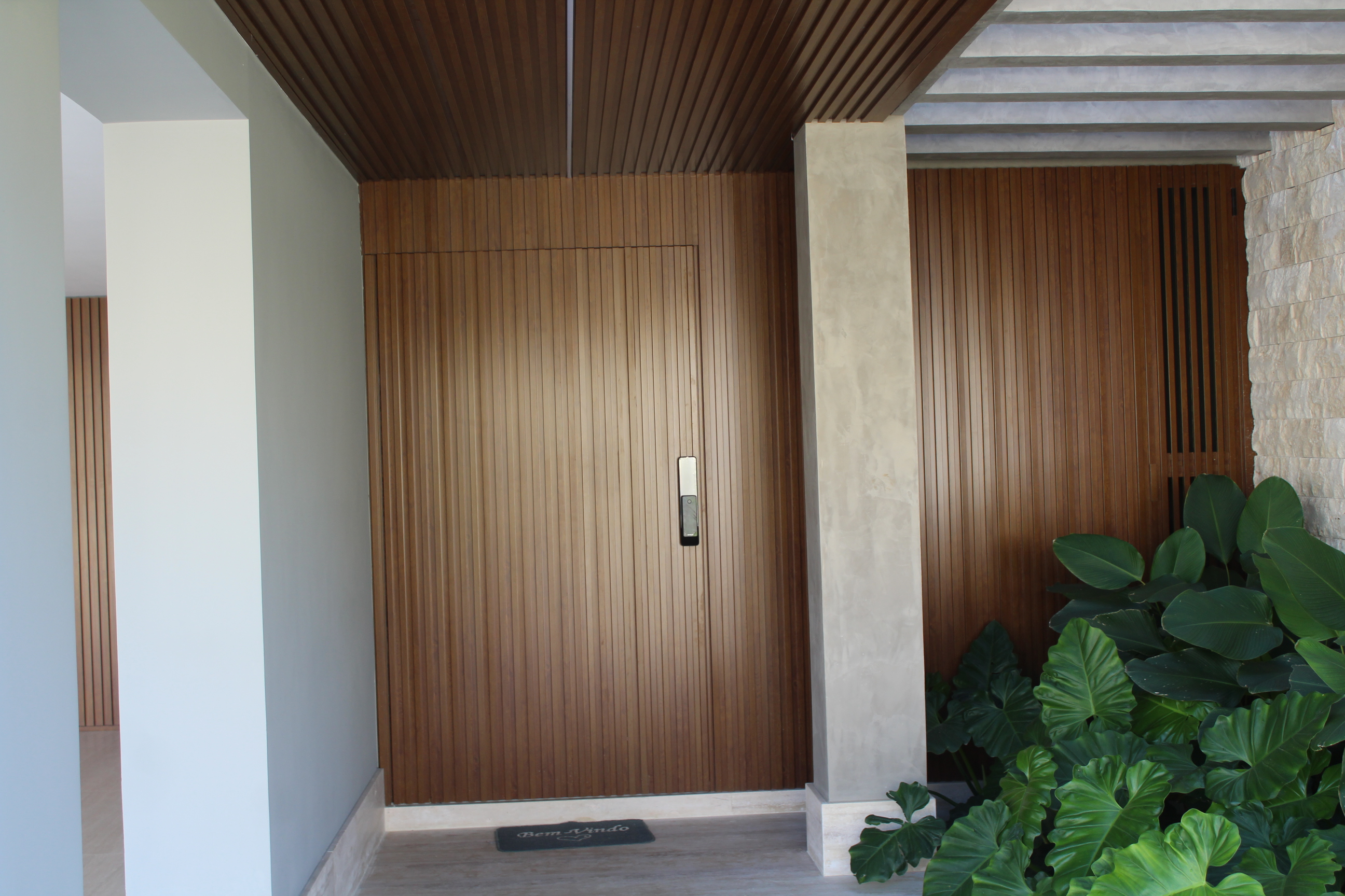 Porta de entrada com painel ripado